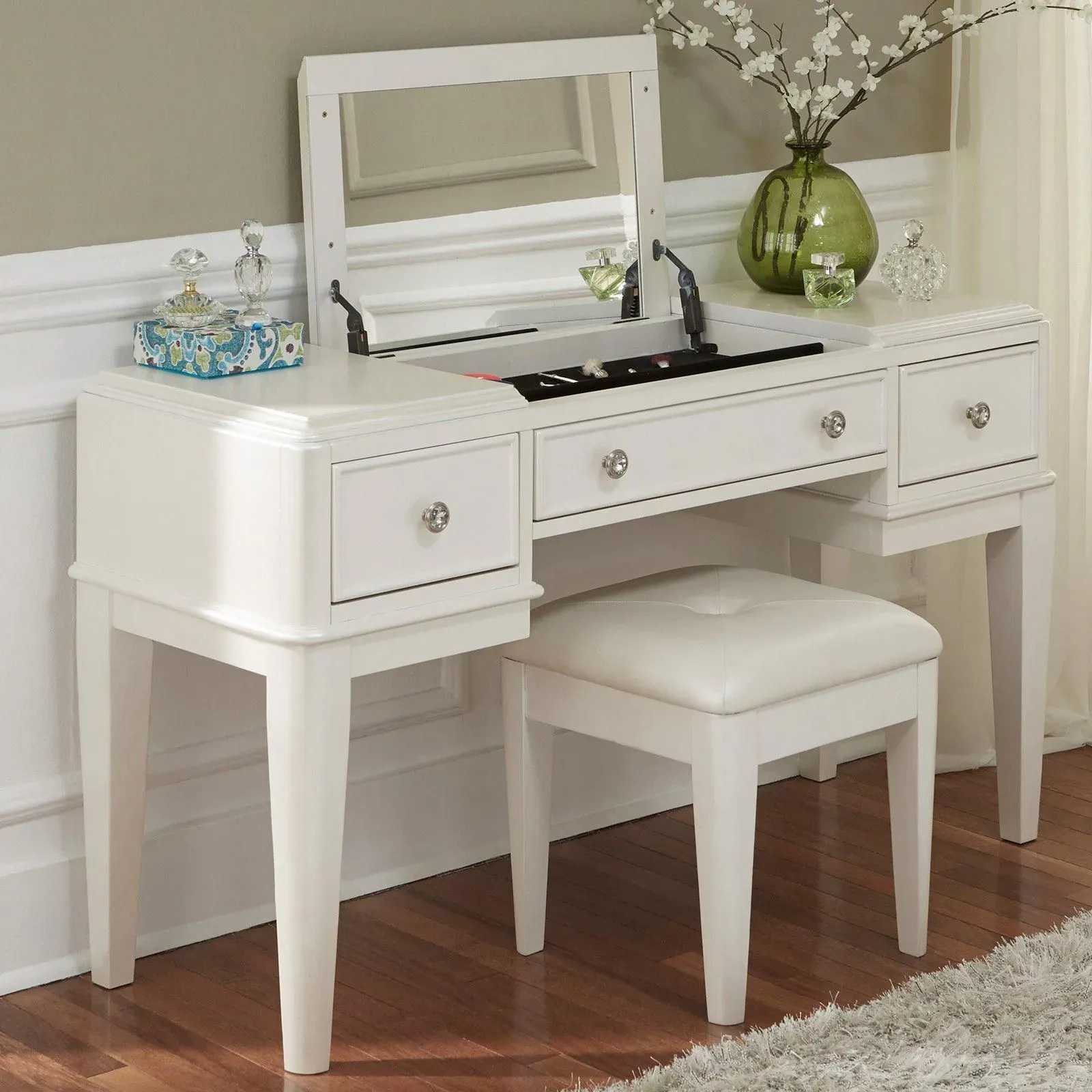 Choosing the Right Bedroom Furniture Vanity for Your Room
